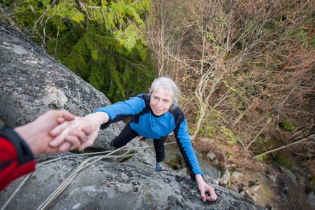 男 rockclimber 帮助女性登山者