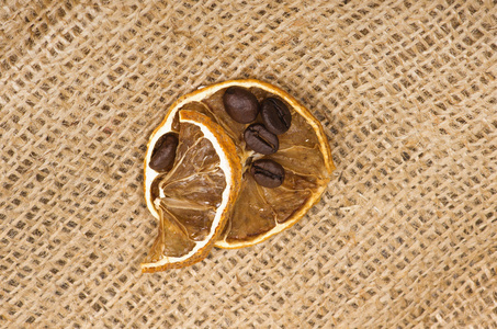 柠檬和咖啡豆照片