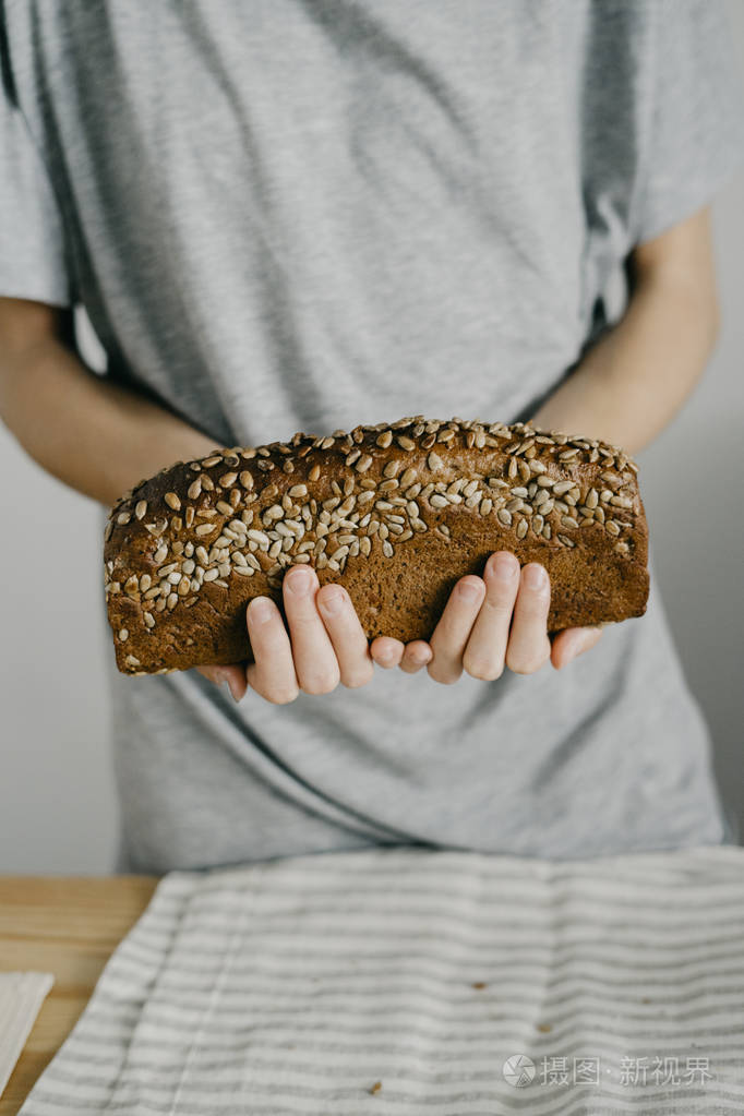 女人抱着自制的面包