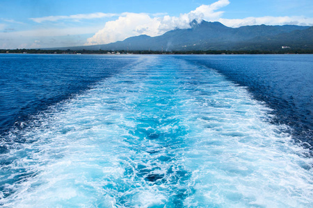 明亮的夏日旅行：蓝色背景下的湿纹理 波泼的海洋景色