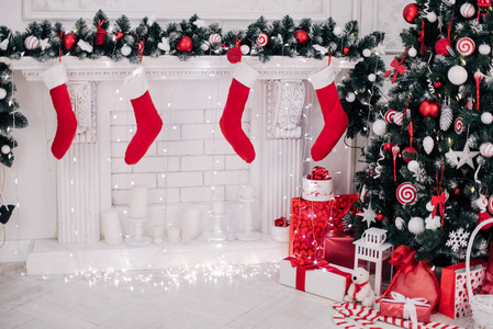 圣诞节用装饰房间漂亮的枞树，新的一年背景