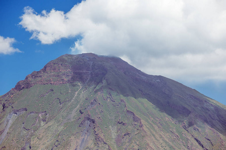 斯特龙博利火山的山顶感动一片云
