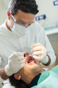 牙医做检查上一个 40 岁的男人