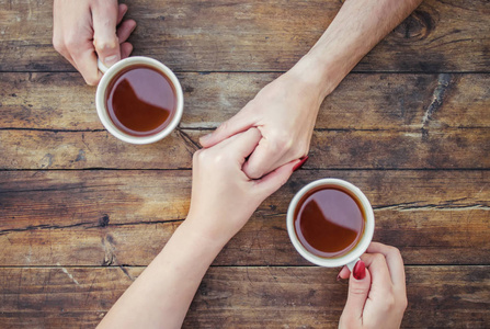 选择性的焦点一对情侣一起喝茶,放松,聊天.