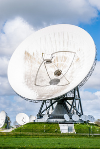 大卫星天线的电信和互联网的使用