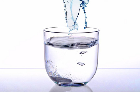 倒水的杯子图片