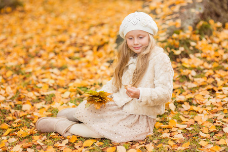 欢乐秋天 美丽女孩在公园中微笑
