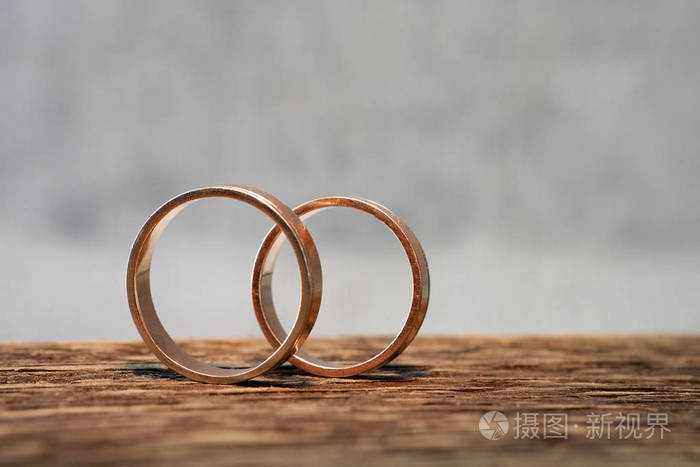 在木头上的结婚戒指