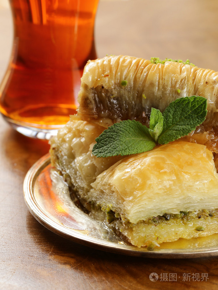 土耳其的阿拉伯甜点-与蜂蜜, 核桃, 开心果坚果果仁蜜饼