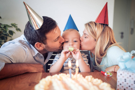 年轻的家庭庆祝孩子的生日