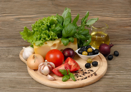 新鲜的蔬菜和奶酪上木制的背景