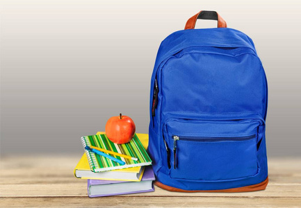 白色背景上在粉红色的背景上与学校文具背包学校背包和文具创意书包与