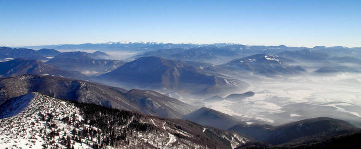 小山和山谷雪域景观全景视图