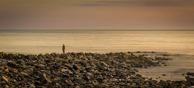 孤独的身影伫立眺望大海