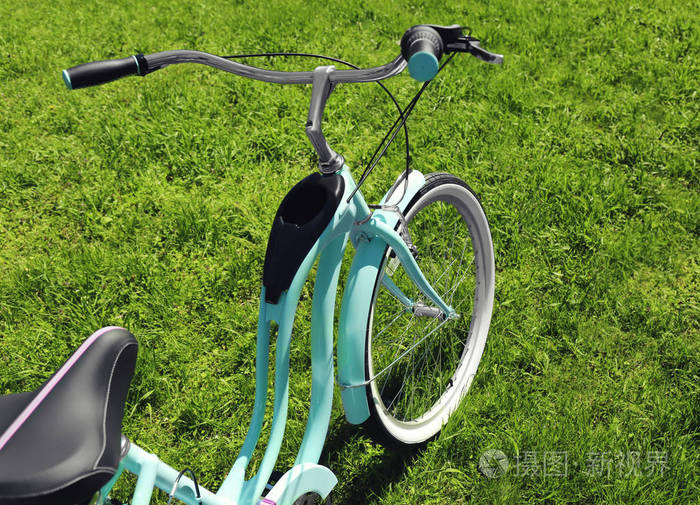 在绿色草地上的自行车