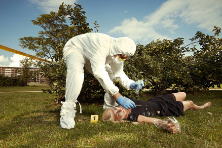 蝇幼虫的受害者的身体周围开发黑衣女子身在夏日河岸上发现淹死证据