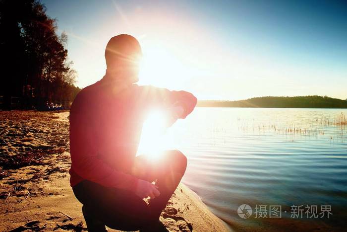 男子运动员检查期间锻炼锻炼户外在运行海洋海滩在晴朗寒冷的早晨