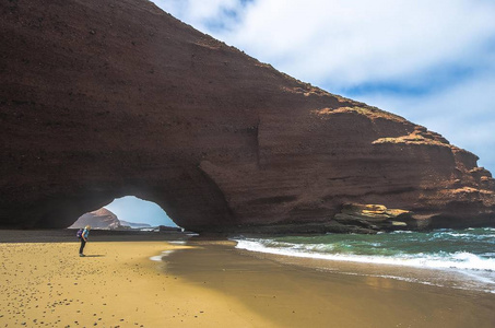 与背包站附近岩石上 Legzira 海滩，摩洛哥旅游