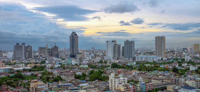 在那黄昏时分，泰国曼谷市容现代建筑