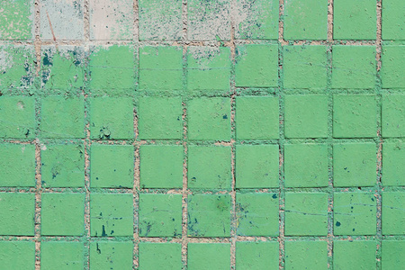 脏的绿色画瓷砖墙纹理。城市街道背景