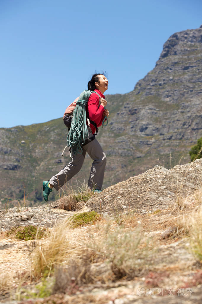 女性的徒步旅行者走到悬崖