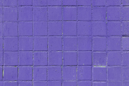 紫色的绘的瓷砖墙纹理。城市街道背景