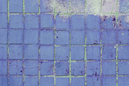 脏紫色绘的瓷砖墙纹理。城市街道背景