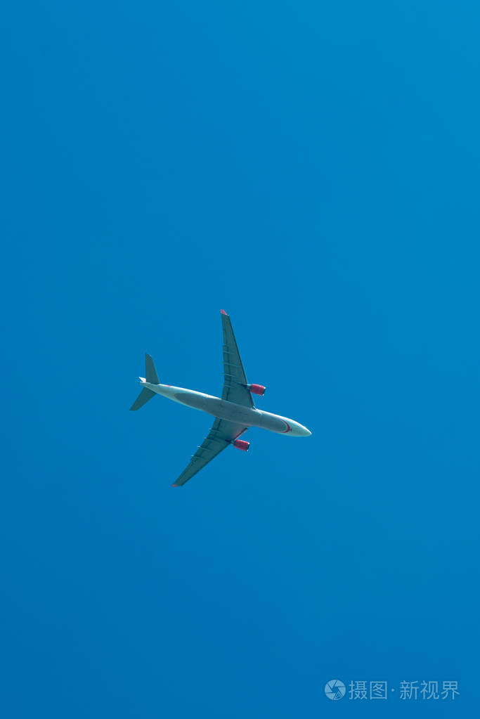 对蓝蓝的天空飞行的飞机