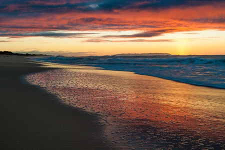 在玻海滩上夏威夷的考艾岛，日落