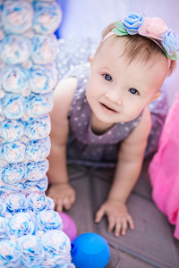 女婴的用箍在她头上的蓝色礼服