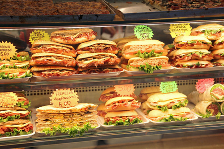 三明治塞在意大利酒吧的价格出售