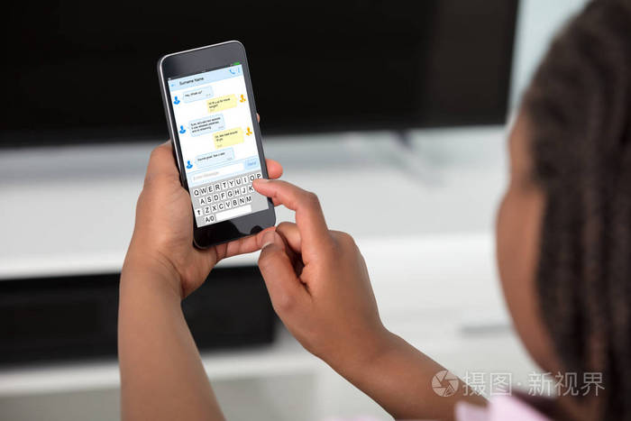 女孩在智能手机上发短信