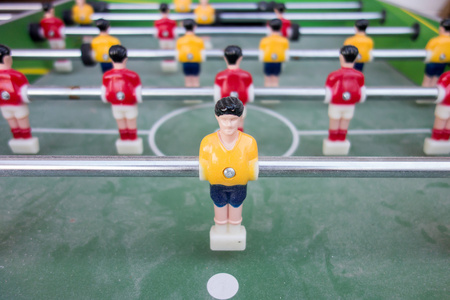桌上足球游戏与黄色和红色的球员