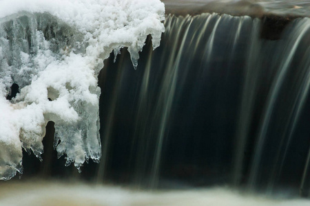 在冬天，长时间曝光拍摄瀑布