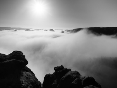 查看进在撒克逊瑞士深迷雾笼罩的山谷。砂岩峰林增至雾黑白图片