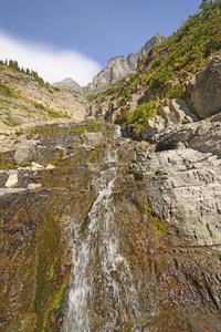 山间溪流冲下山坡