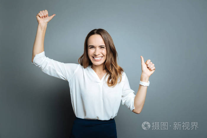 快乐很激动的女人,展示她的情感