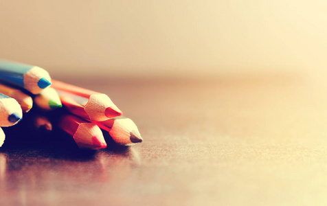 彩色铅笔堆栈在桌上的软焦点