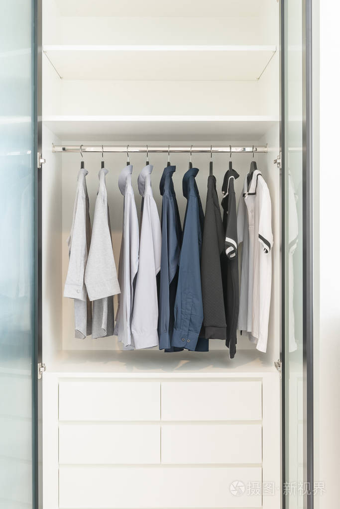 铁路在白色衣柜上挂着的衣服