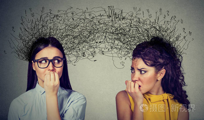 2两个焦急的女人面面相觑
