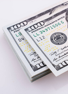 美国 100 美元纸币放在白色的背景