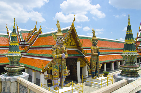 巨人在翡翠佛光寺，曼谷，泰国
