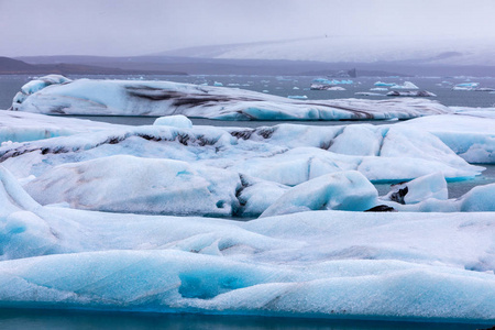 由南部海岸 o Jokulsarlon 泻湖漂浮的冰山