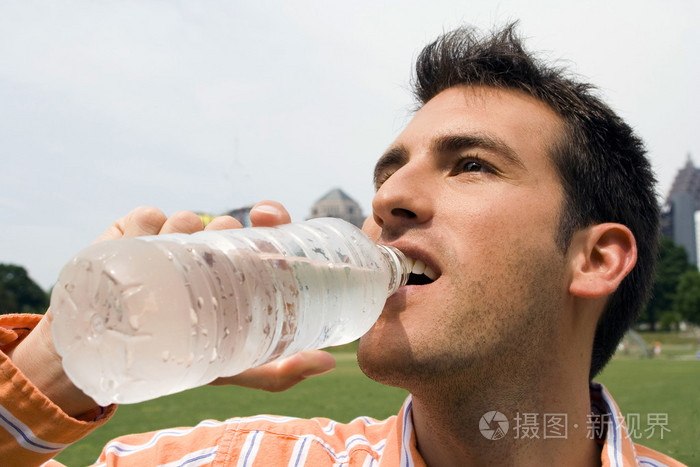 男人喝水