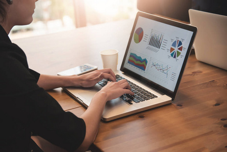 使用笔记本电脑的她在办公室工作的女商人照片