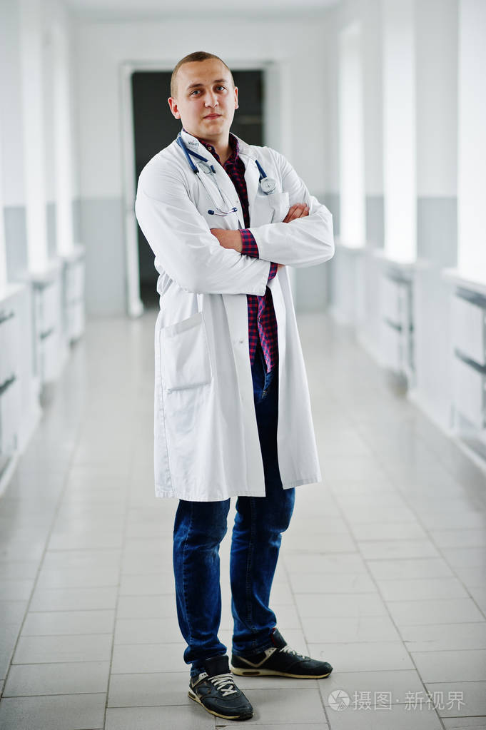 又帅又有信心年轻的医生在白色外套和 stethosco