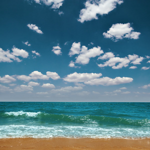 绿松石海和蓝蓝的天空景观