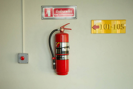 白墙上的灭火器照片