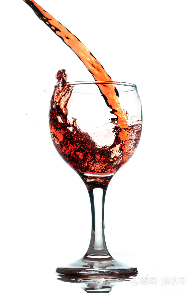 倒在杯中的红酒