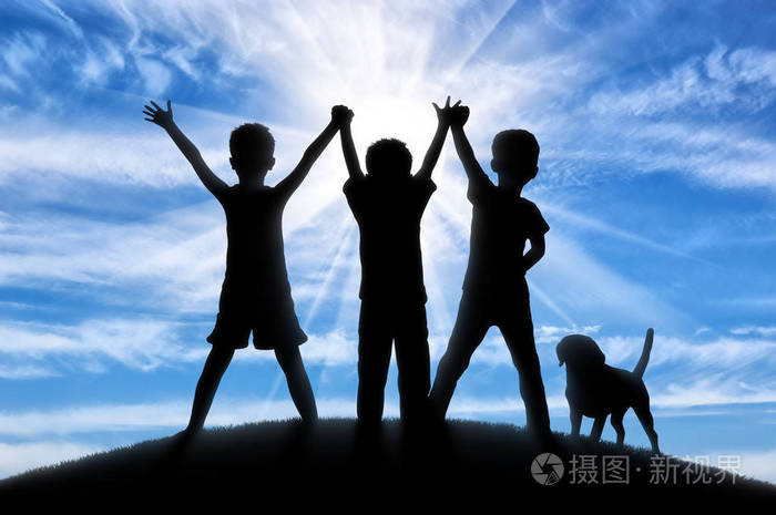 快乐的三个孩子的剪影